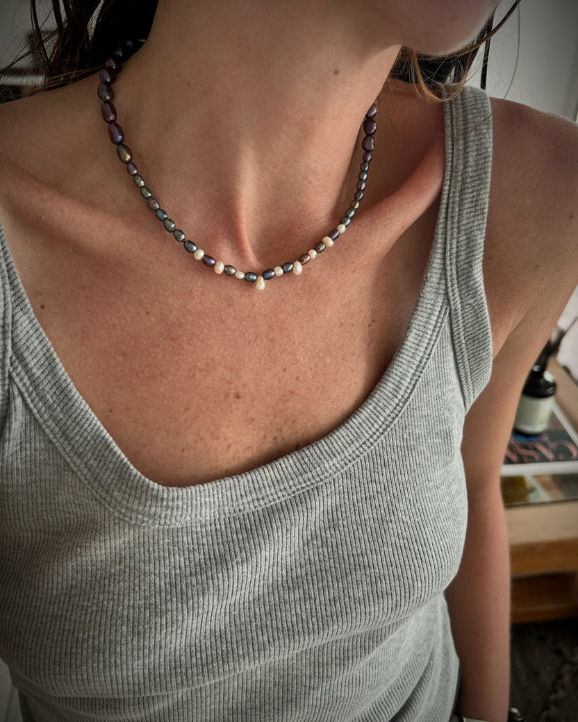 Collar Noche | Corto de perlas blancas y negras